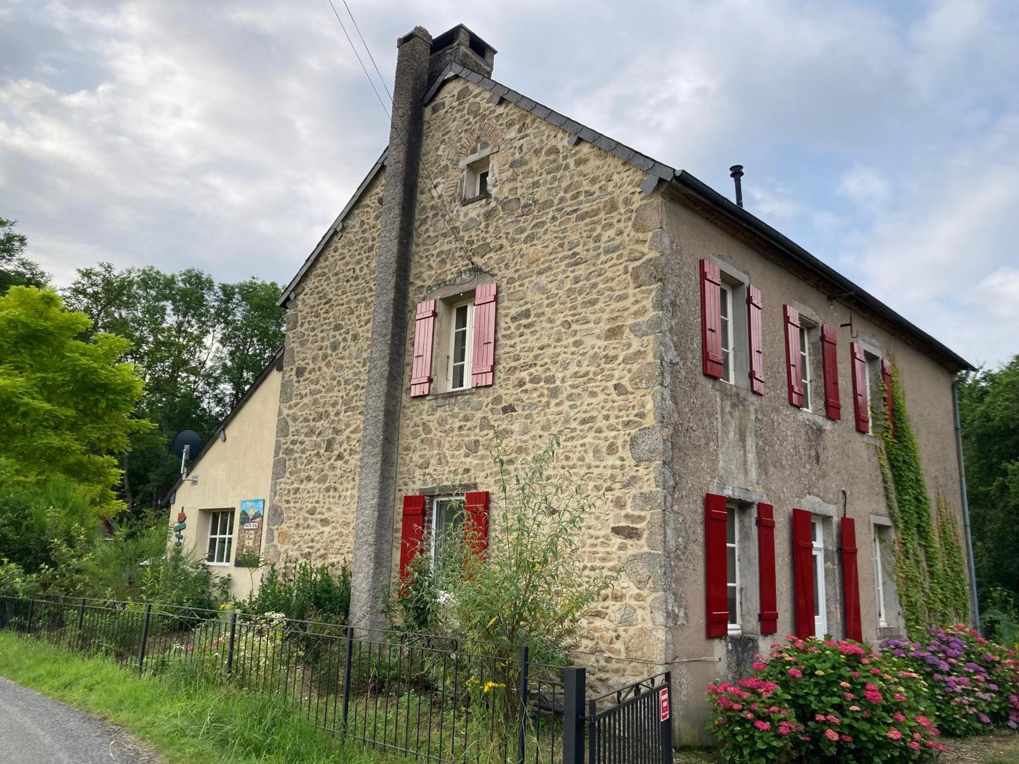 Haute Dône, een vakantiehuis met 2 slaapkamers, rust en natuur Luzy Exterior foto