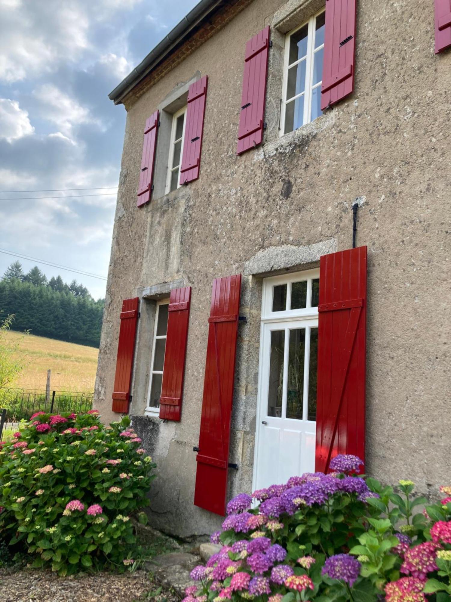 Haute Dône, een vakantiehuis met 2 slaapkamers, rust en natuur Luzy Exterior foto